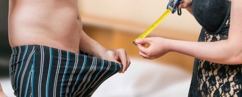 Naine mõõdab mehe liikme pikkust